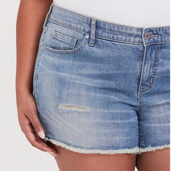 Torrid HIGH RISE SHORT SHORT - VINTAGE STRETCH LIGHT WASH  Size 26 (4X) - Picture 4 of 8